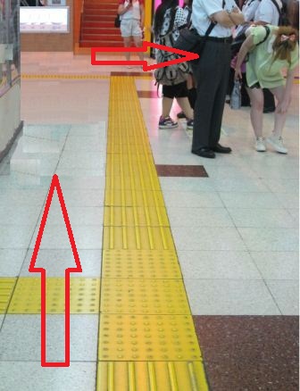 右方向の点字ブロック