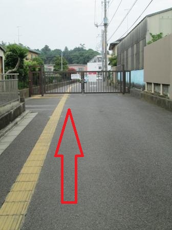 正門へ