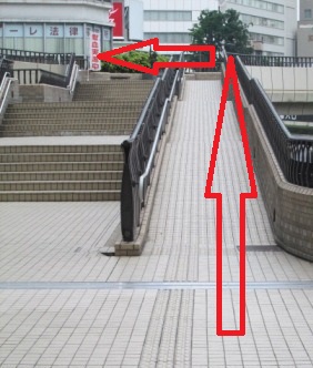 スロープ上って左折