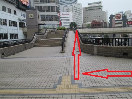 スロープを通ってバス停へ